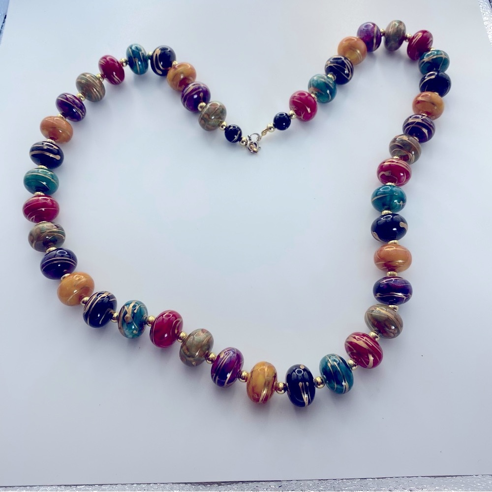 ❌SOLD❌SOLD❌Vintage Multicolor Beaded Necklace with Gold swirls 26” Long Chunky - Picture 3 of 5